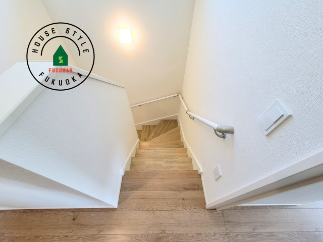 福岡市西区今津第10-3棟（2号棟）の内装|＜手すり付階段＞手すりがないと階段の昇り降りで危険なことはもちろん、壁に手をつきながら歩くことで壁紙が汚れやすくなります。すべての方に快適に昇り降りしていただくため、手すりを設置しました。