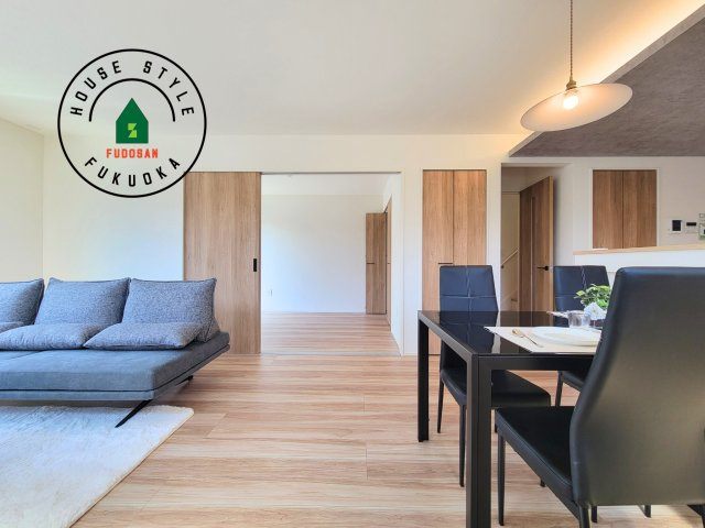 福岡市西区今津第10-3棟（2号棟）の居間・リビング|明るく開放的なリビングダイニングは豊かな陽光が注ぎ込み、やすらぎの空間を演出してくれます。ご家族で楽しいひとときをお過ごし下さい。※家具はCGを合成したものです。