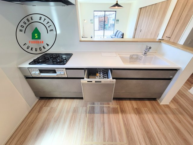 福岡市西区今津第10-3棟（2号棟）のキッチン|ご家族を近くに感じられる対面キッチンのLDK。会話もはずみそうですね。