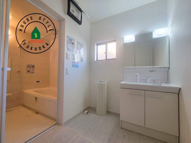 福岡市南区大平寺2丁目第4-3棟（3号棟）の脱衣所|ゆとりの洗面スペースで朝の身支度もスムーズに。暮らしを快適に変えるシャワー付洗面台です！