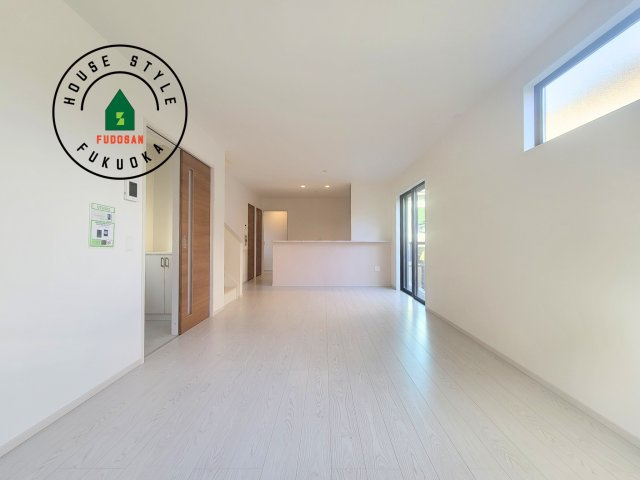 福岡市南区大平寺2丁目第4-3棟（3号棟）の居間・リビング|キッチンからリビングをしっかり確認できます。家族の笑顔があふれる空間になりそうですね。