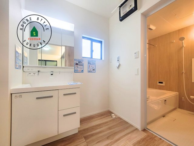 福岡市南区寺塚1丁目第1-3棟（2号棟）の内観：施工例|ゆとりの洗面スペースで朝の身支度もスムーズに。暮らしを快適に変えるシャワー付洗面台です！