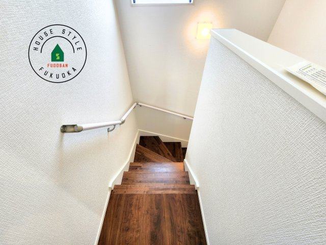 福岡市南区寺塚1丁目第1-3棟（2号棟）の内観：施工例|階段からも明るい光が入ります。採光や通風も階段の重要な役割です。