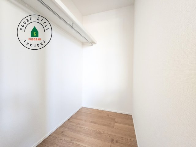 福岡市南区寺塚1丁目第1-3棟（2号棟）の内観：施工例|洋服や大きな荷物が多い方や人数の多いご家族などは、一般的なクローゼットよりもウォークインクローゼットのほうが使い勝手が良いです。