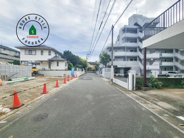 福岡市南区寺塚1丁目第1-3棟（2号棟）の前面道路含む現地写真|前面道路は閑静な住宅地をはしる車通りの少ない道路。お車の出し入れが苦手なママや小さなお子様にも安心ですね。しっかり舗装もされているので、ベビーカーや自転車で通っても快適に通行できます。