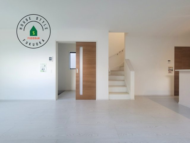 福岡市南区寺塚1丁目第1-3棟（3号棟）の内観：施工例|ご家族を近くに感じられる対面キッチンのLDK。会話もはずみそうですね。