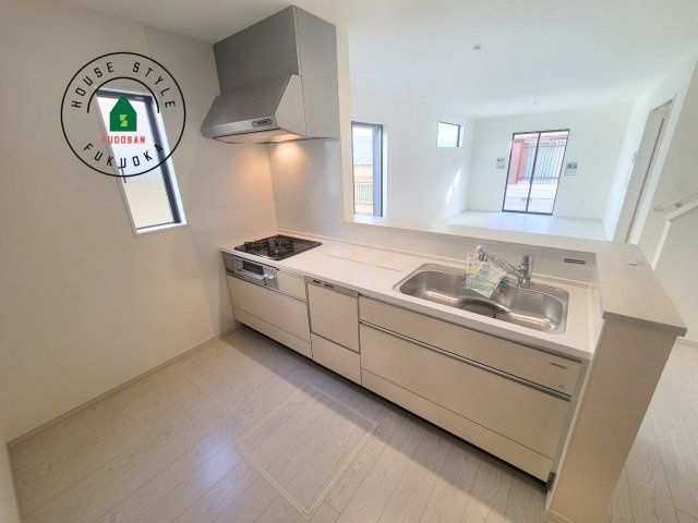 福岡市南区寺塚1丁目第1-3棟（3号棟）の内観：施工例|ダイニングテーブルへの配膳がラクラク、お料理はかどるカウンター付きシステムキッチン！