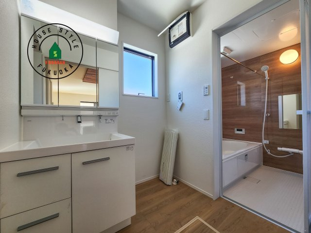 福岡市西区野方3丁目第5-2棟(1号棟)の脱衣所|ゆとりの洗面スペースで朝の身支度もスムーズに。暮らしを快適に変えるシャワー付洗面台です！