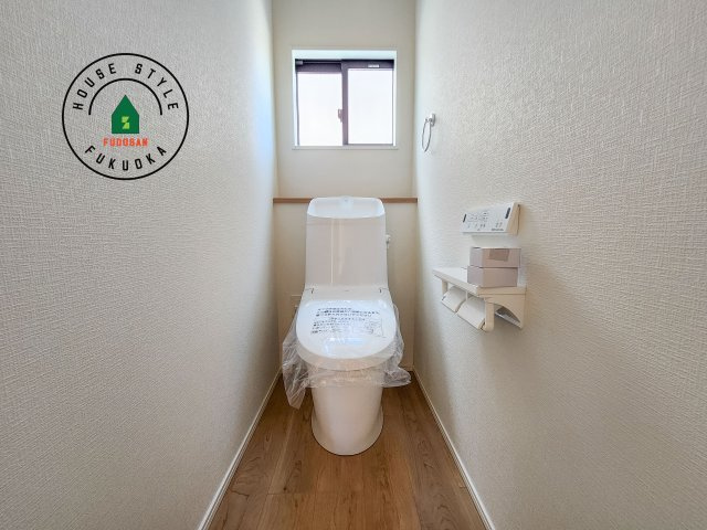 福岡市西区野方3丁目第5-2棟(1号棟)のトイレ|温水洗浄便座を完備しております。2ヶ所にトイレがあるのは朝の慌ただしい時間も安心です。