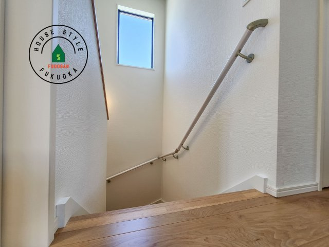 福岡市西区野方3丁目第5-2棟(1号棟)の内装|階段からも明るい光が入ります。採光や通風も階段の重要な役割です。
