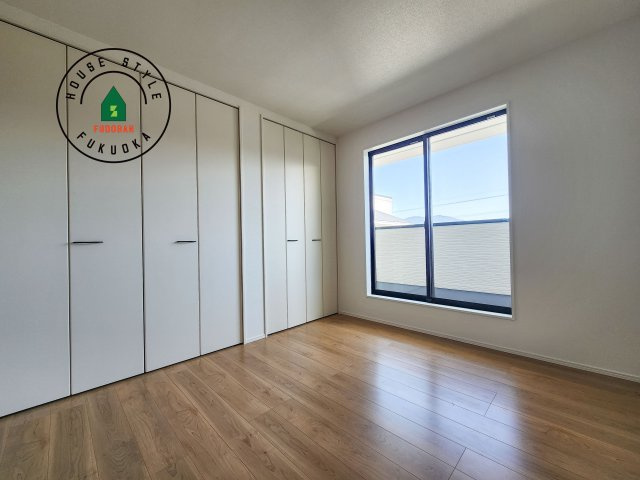 福岡市西区野方3丁目第5-2棟(1号棟)の寝室|主寝室には収納力に優れたクローゼットがありますので、お部屋もすっきり片付きます。