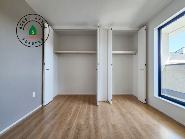 福岡市西区野方3丁目第5-2棟(1号棟)の収納|洋服や大きな荷物が多い方や人数の多いご家族などは、一般的なクローゼットよりもウォークインクローゼットのほうが使い勝手が良いです。