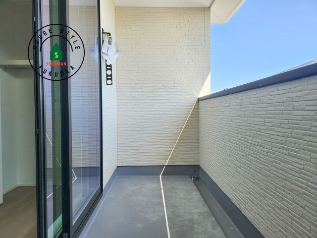 福岡市西区野方3丁目第5-2棟(1号棟)のバルコニー|風をしっかりと感じられるバルコニーでは、毎日が洗濯日和です。広々としているので洗濯も楽しくなるでしょうし、気分転換にバルコニーからの眺めを楽しむのもいいでしょう。