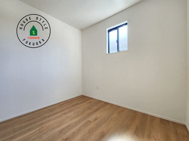 福岡市西区野方3丁目第5-2棟(1号棟)の子供部屋|柔らかい陽光が差し込む明るいお部屋を演出する設計。彩光の取れる窓が気持ちの良いお部屋を創り上げます。