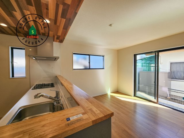 福岡市西区野方3丁目第5-2棟(1号棟)のダイニング|キッチンから立ち込める香りが今日の料理を期待させます。