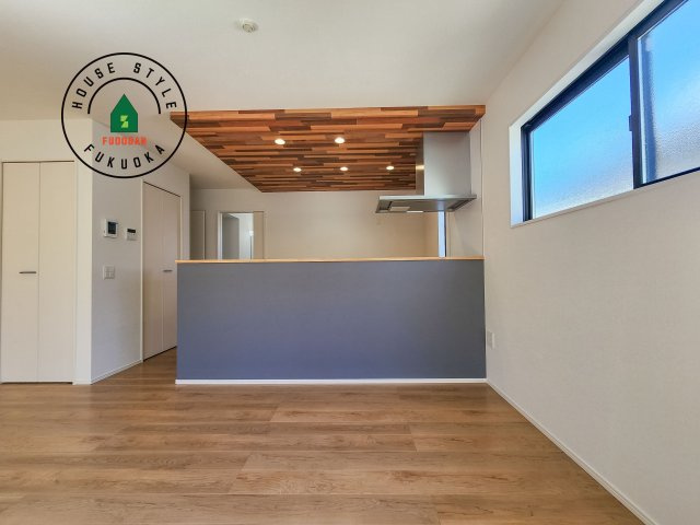 福岡市西区野方3丁目第5-2棟(1号棟)の居間・リビング|ご家族を近くに感じられる対面キッチンのLDK。会話もはずみそうですね。