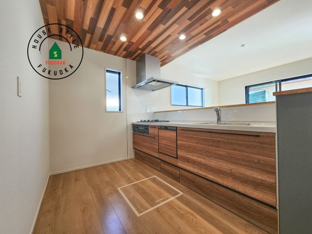 福岡市西区野方3丁目第5-2棟(1号棟)のキッチン|ダイニングテーブルへの配膳がラクラク、お料理はかどるカウンター付きシステムキッチン！