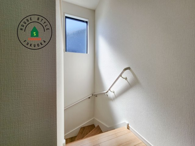 福岡市西区野方3丁目第5-2棟(2号棟)の内装|階段からも明るい光が入ります。採光や通風も階段の重要な役割です。