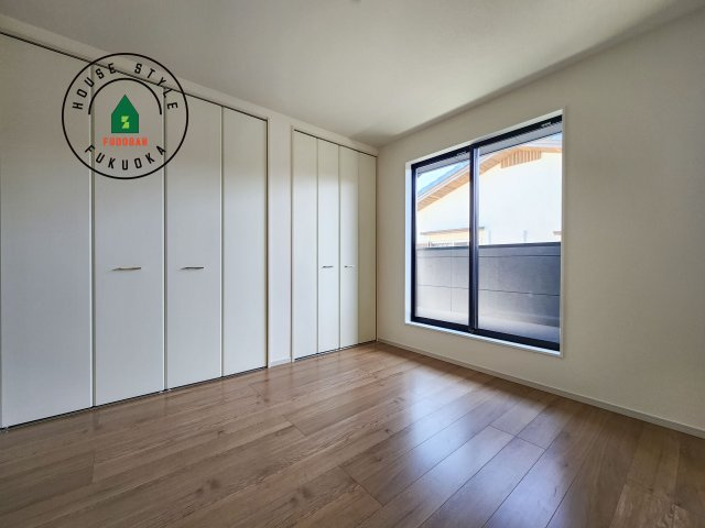 福岡市西区野方3丁目第5-2棟(2号棟)の寝室|主寝室には収納力に優れたクローゼットがありますので、お部屋もすっきり片付きます。