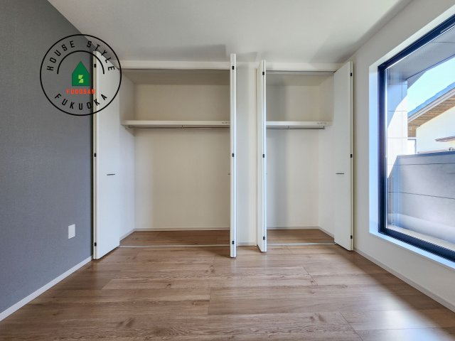 福岡市西区野方3丁目第5-2棟(2号棟)の収納|洋服や大きな荷物が多い方や人数の多いご家族などは、一般的なクローゼットよりもウォークインクローゼットのほうが使い勝手が良いです。