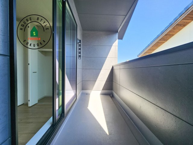 福岡市西区野方3丁目第5-2棟(2号棟)のバルコニー|風をしっかりと感じられるバルコニーでは、毎日が洗濯日和です。広々としているので洗濯も楽しくなるでしょうし、気分転換にバルコニーからの眺めを楽しむのもいいでしょう。