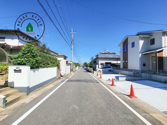 福岡市西区野方3丁目第5-2棟(2号棟)の前面道路含む現地写真|前面道路は閑静な住宅地をはしる車通りの少ない道路。お車の出し入れが苦手なママや小さなお子様にも安心ですね。しっかり舗装もされているので、ベビーカーや自転車で通っても快適に通行できます。
