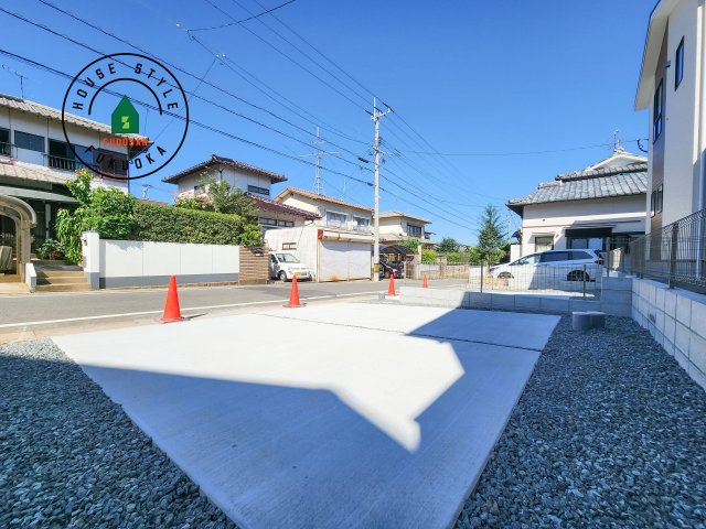 福岡市西区野方3丁目第5-2棟(2号棟)の駐車場|広々した駐車場になります。3台並列駐車となります。