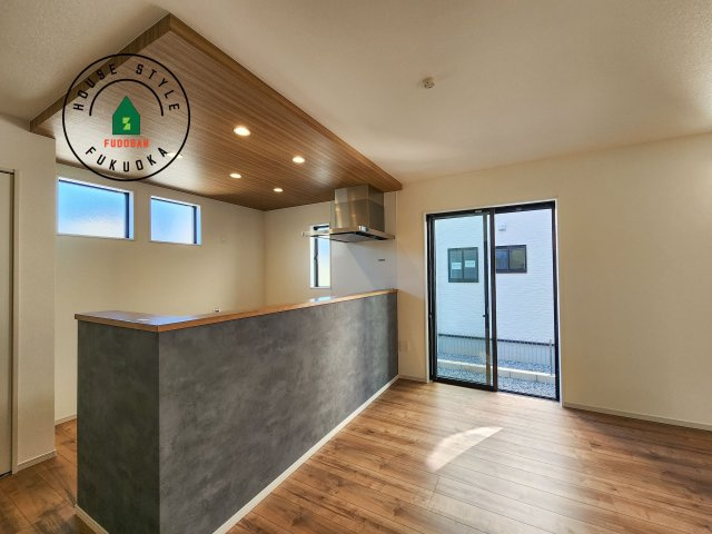 福岡市西区野方3丁目第5-2棟(2号棟)のダイニング|キッチンから立ち込める香りが今日の料理を期待させます。