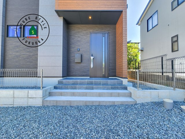 福岡市西区野方3丁目第5-2棟(2号棟)の玄関|おでかけの時も帰った時も、「我が家」を最初に感じでもらえる素敵な空間に。