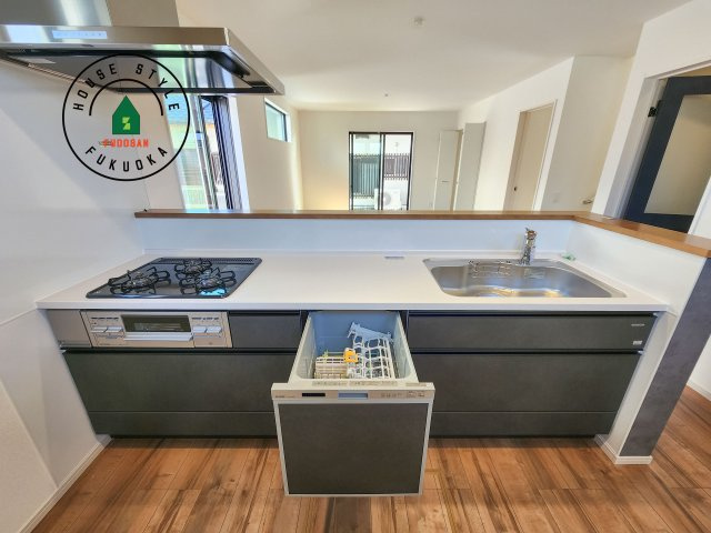 福岡市西区野方3丁目第5-2棟(2号棟)のキッチン|キッチン。グリル・食器洗い乾燥機・浄水器も完備。