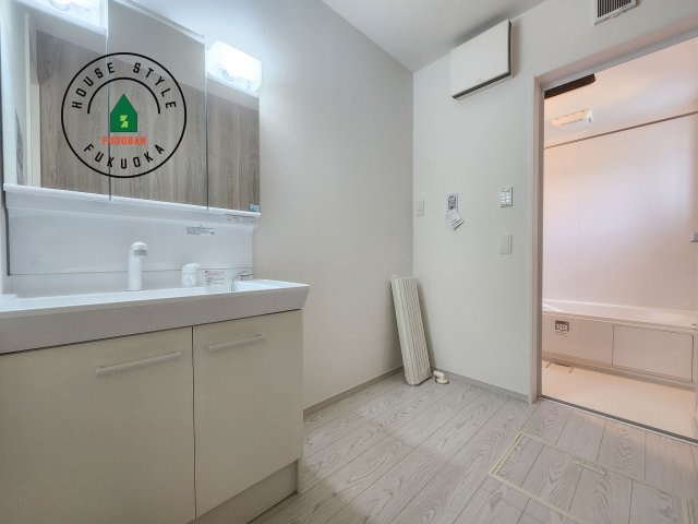 糟屋郡宇美町平和2丁目第4-1棟（1号棟）の脱衣所|ゆとりの洗面スペースで朝の身支度もスムーズに。暮らしを快適に変えるシャワー付洗面台です！