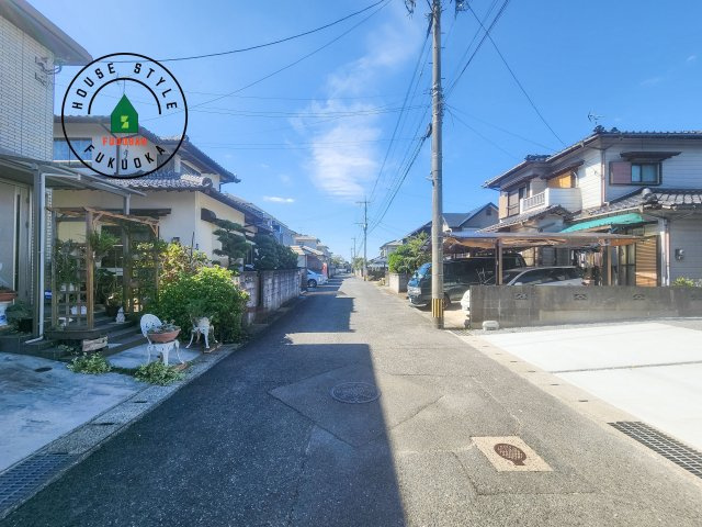糟屋郡宇美町平和2丁目第4-1棟（1号棟）の前面道路含む現地写真|前面道路は閑静な住宅地をはしる車通りの少ない道路。お車の出し入れが苦手なママや小さなお子様にも安心ですね。しっかり舗装もされているので、ベビーカーや自転車で通っても快適に通行できます。
