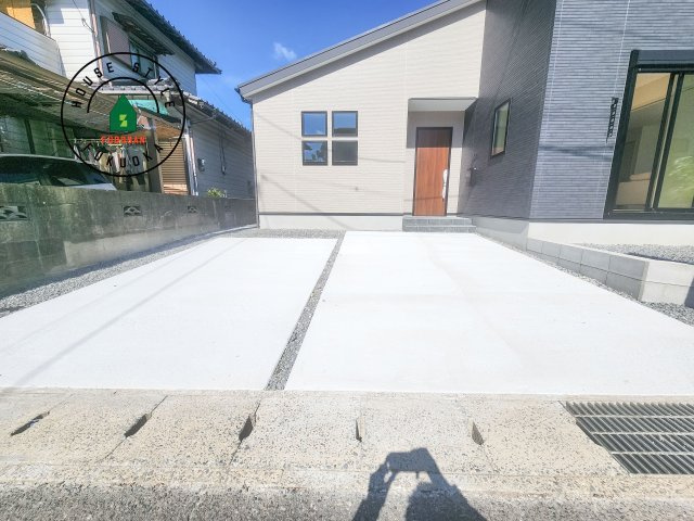 糟屋郡宇美町平和2丁目第4-1棟（1号棟）の駐車場|広々した駐車場になります。3台並列駐車となります。