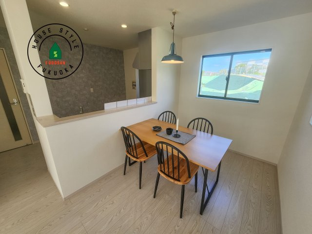 糟屋郡宇美町平和2丁目第4-1棟（1号棟）のダイニング|キッチンから立ち込める香りが今日の料理を期待させます。