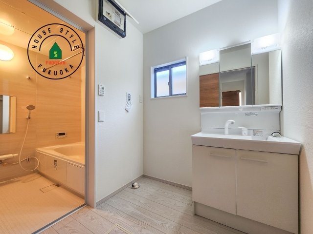 大野城市牛頸3丁目第1-2棟（1号棟）の脱衣所|ゆとりの洗面スペースで朝の身支度もスムーズに。暮らしを快適に変えるシャワー付洗面台です！