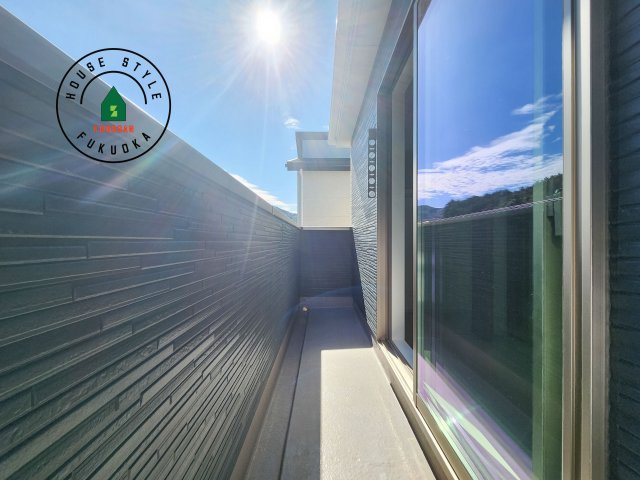 大野城市牛頸3丁目第1-2棟（1号棟）のバルコニー|風をしっかりと感じられるバルコニーでは、毎日が洗濯日和です。広々としているので洗濯も楽しくなるでしょうし、気分転換にバルコニーからの眺めを楽しむのもいいでしょう。