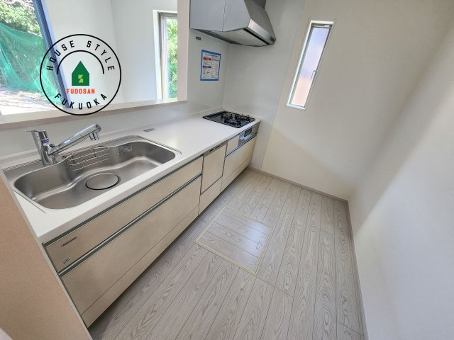 大野城市牛頸3丁目第1-2棟（1号棟）のキッチン|ダイニングテーブルへの配膳がラクラク、お料理はかどるカウンター付きシステムキッチン！