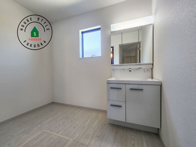 大野城市牛頸3丁目第1-2棟（2号棟）の脱衣所|ゆとりの洗面スペースで朝の身支度もスムーズに。暮らしを快適に変えるシャワー付洗面台です！