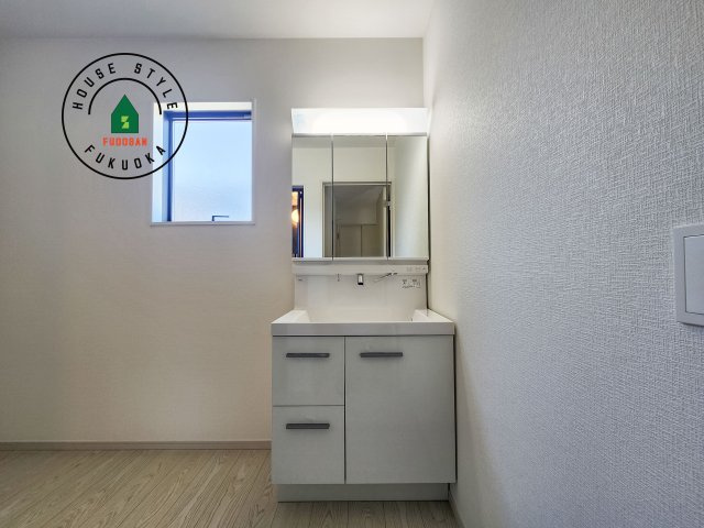 大野城市牛頸3丁目第1-2棟（2号棟）の独立洗面台|毎日使うものだから清潔な空間を保ちたい水回り。洗面にはそんな願いを解消させてくれる収納アイデアが満載です。三面鏡の裏側にはキャビネットが現れ小物から背の高い物まで収納できます。