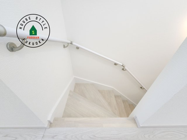 大野城市牛頸3丁目第1-2棟（2号棟）の内装|階段からも明るい光が入ります。採光や通風も階段の重要な役割です。