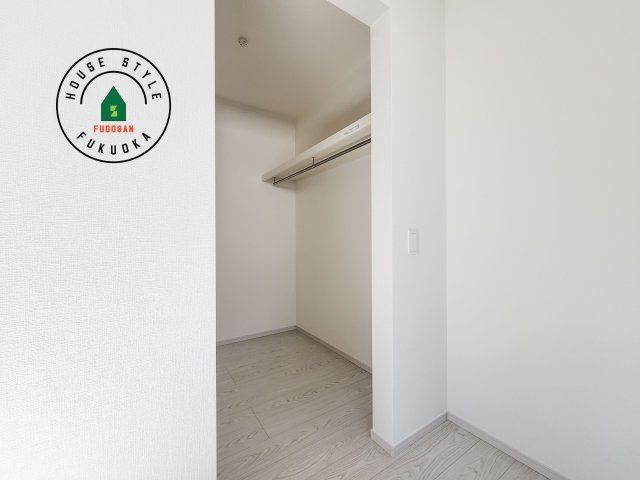 大野城市牛頸3丁目第1-2棟（2号棟）の収納|洋服や大きな荷物が多い方や人数の多いご家族などは、一般的なクローゼットよりもウォークインクローゼットのほうが使い勝手が良いです。