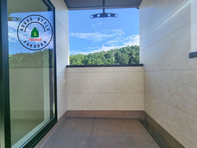 大野城市牛頸3丁目第1-2棟（2号棟）のバルコニー|風をしっかりと感じられるバルコニーでは、毎日が洗濯日和です。広々としているので洗濯も楽しくなるでしょうし、気分転換にバルコニーからの眺めを楽しむのもいいでしょう。