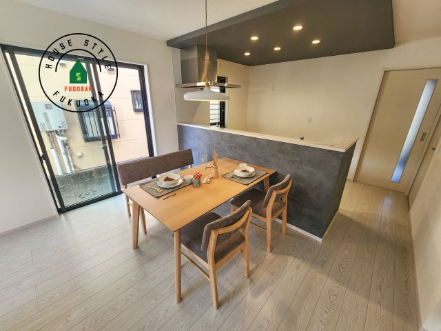 大野城市牛頸3丁目第1-2棟（2号棟）のダイニング|キッチンから立ち込める香りが今日の料理を期待させます。