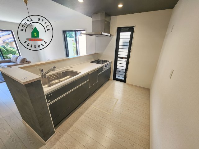 大野城市牛頸3丁目第1-2棟（2号棟）のキッチン|ダイニングテーブルへの配膳がラクラク、お料理はかどるカウンター付きシステムキッチン！