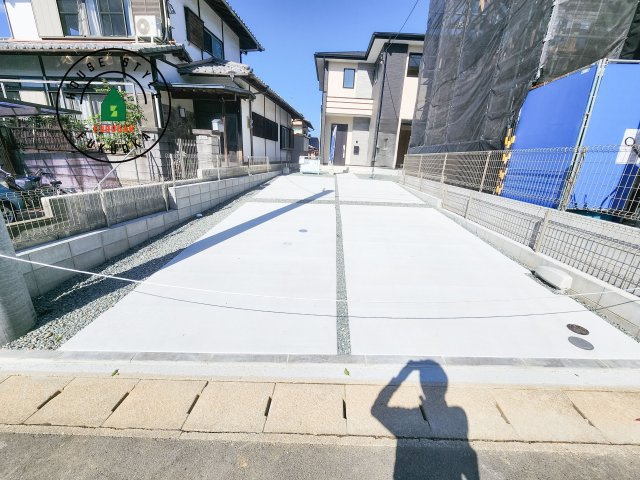 那珂川市片縄北5丁目第2-1棟（1号棟）の駐車場|広々した駐車場になります。3台並列駐車となります。