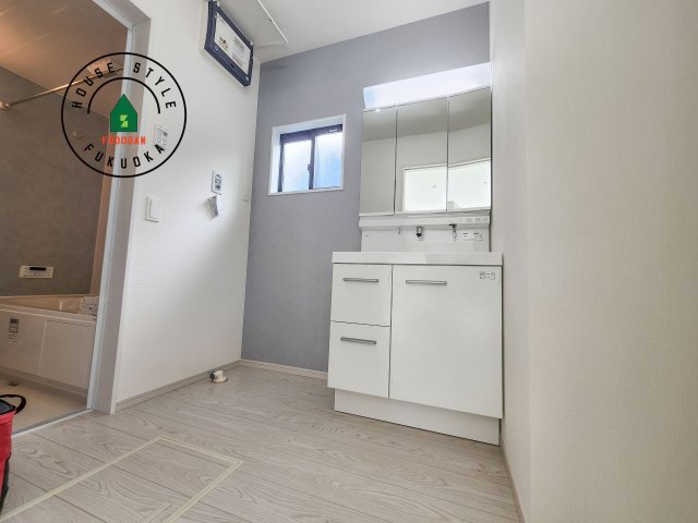 福岡市東区美和台4丁目第2-2棟（1号棟）の脱衣所|ゆとりの洗面スペースで朝の身支度もスムーズに。暮らしを快適に変えるシャワー付洗面台です！