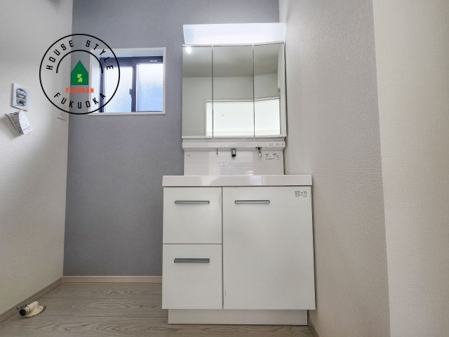 福岡市東区美和台4丁目第2-2棟（1号棟）の独立洗面台|毎日使うものだから清潔な空間を保ちたい水回り。洗面にはそんな願いを解消させてくれる収納アイデアが満載です。三面鏡の裏側にはキャビネットが現れ小物から背の高い物まで収納できます。