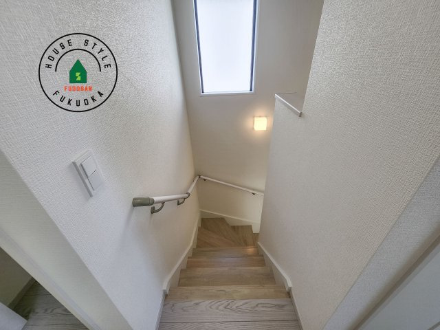 福岡市東区美和台4丁目第2-2棟（1号棟）の内装|階段からも明るい光が入ります。採光や通風も階段の重要な役割です。