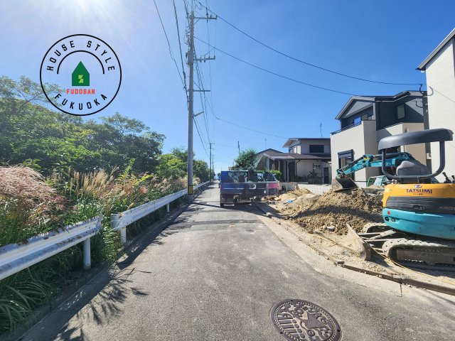 福岡市東区美和台4丁目第2-2棟（1号棟）の前面道路含む現地写真|前面道路は閑静な住宅地をはしる車通りの少ない道路。お車の出し入れが苦手なママや小さなお子様にも安心ですね。しっかり舗装もされているので、ベビーカーや自転車で通っても快適に通行できます。