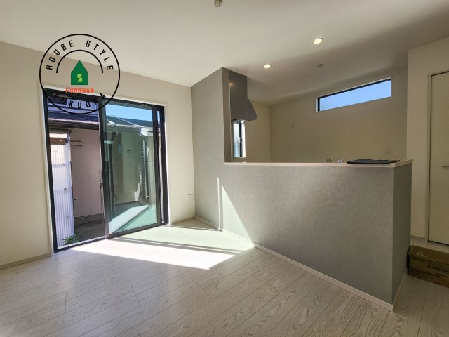 福岡市東区美和台4丁目第2-2棟（1号棟）の居間・リビング|ご家族を近くに感じられる対面キッチンのLDK。会話もはずみそうですね。